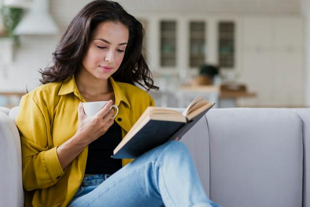 мама читает книгу